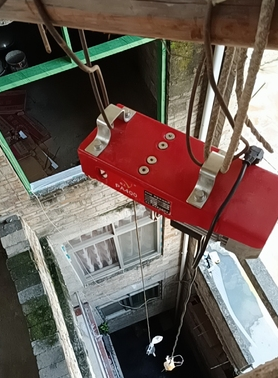 上海筒子樓居民用微型電動葫蘆來吊重物